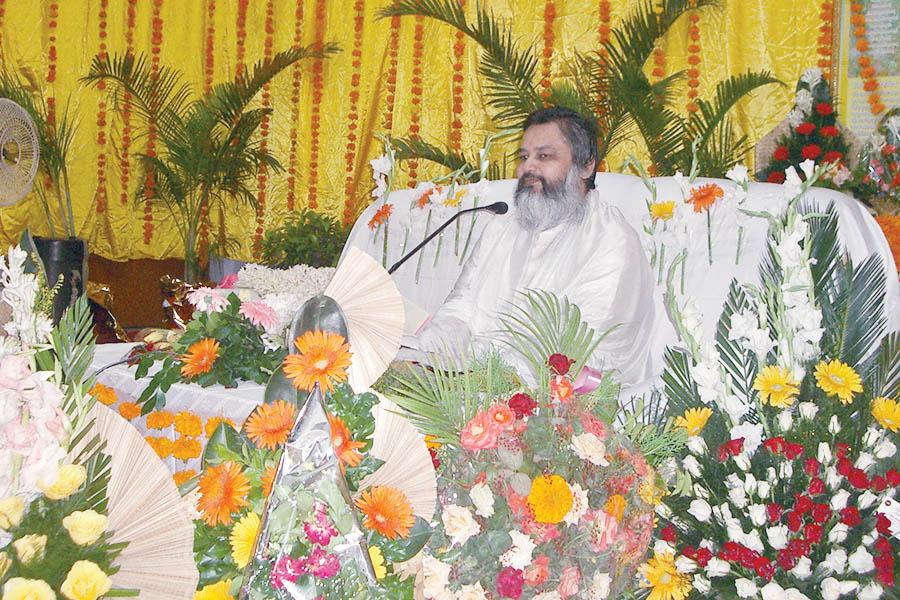 Brahmachari Girish Ji's birthday was celebrated at Maharishi Vidya Mandir Bhopal campus in Aug 2008. Rudrabhishek was performed followed by Bhajan Sandhya